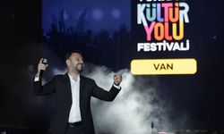 Van Kültür Yolu Festivali’nde Binlerce Kişi Halay Çekti