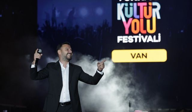 Van Kültür Yolu Festivali’nde Binlerce Kişi Halay Çekti